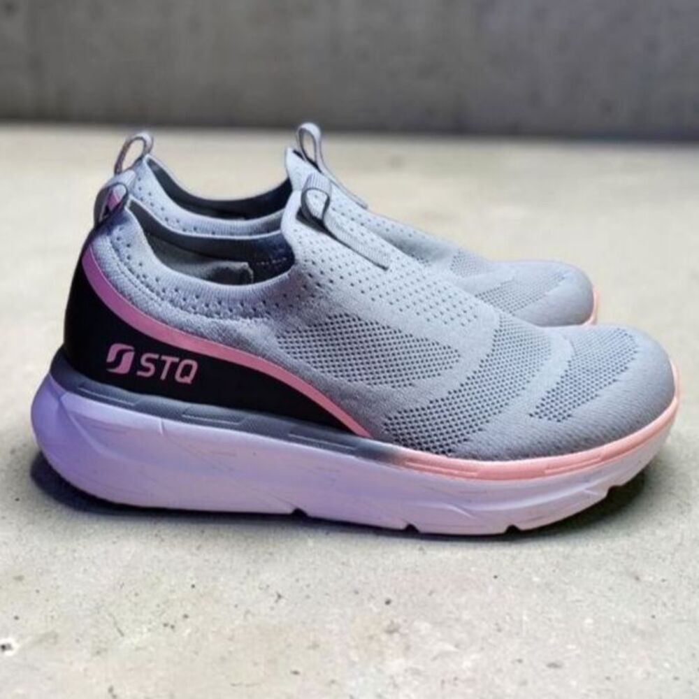 STQ Lightweight Slip-On Knit Sneakers in Light Gray and Coral